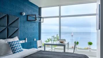 Luxe studio suite | Luxe beddengoed, een bureau, verduisterende gordijnen