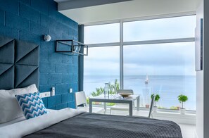 Luxe studio suite | Luxe beddengoed, een bureau, verduisterende gordijnen