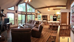 Una Smart TV, una chimenea, videojuegos, un reproductor de DVD