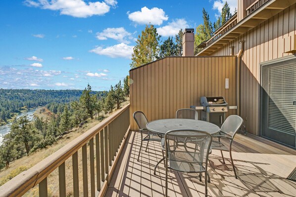 Outdoor dining - All the River Views- Best Deschutes views Dogs Welcome! (Redmond)