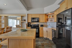 Fridge, microwave, oven, stovetop - All the River Views- Best Deschutes views Dogs Welcome! (Redmond)