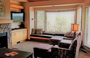 TV, fireplace, DVD player - All the River Views- Best Deschutes views Dogs Welcome! (Redmond)