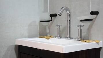 Dusche, Haartrockner, Bidet, Handtücher