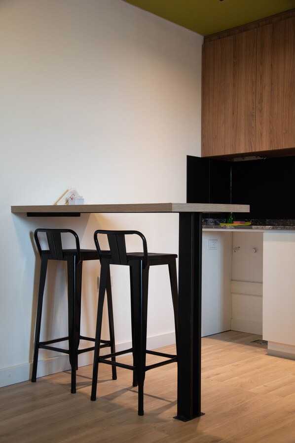 Refrigerador con freezer, microondas, utensilios de cocina