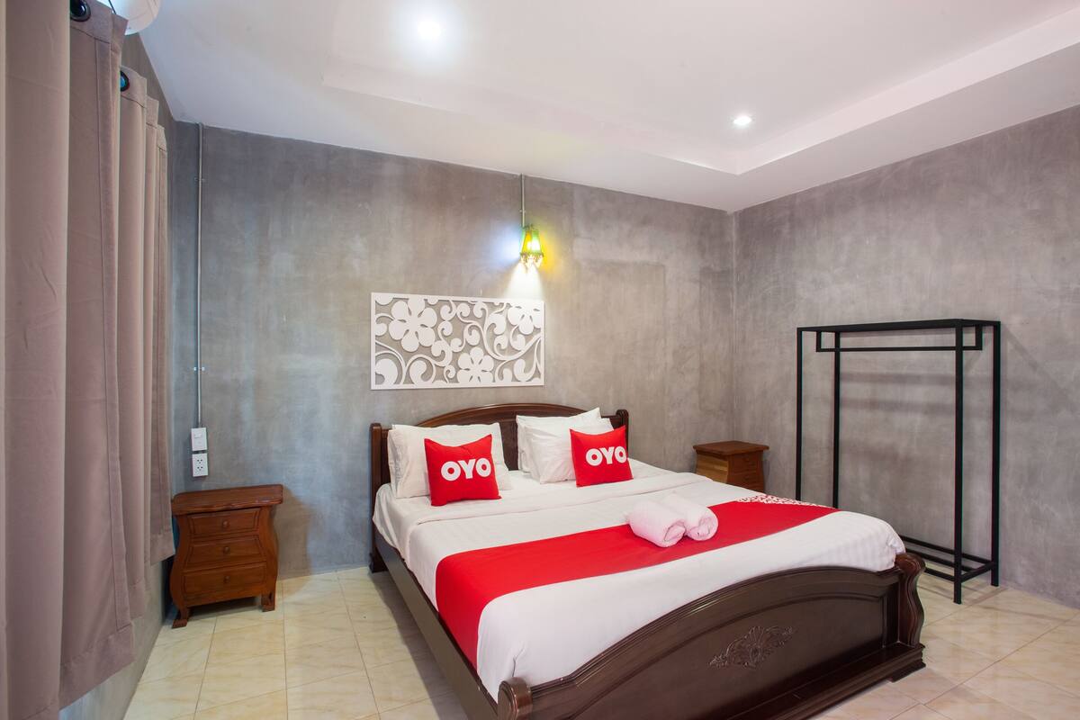 Desk, free WiFi, bed sheets