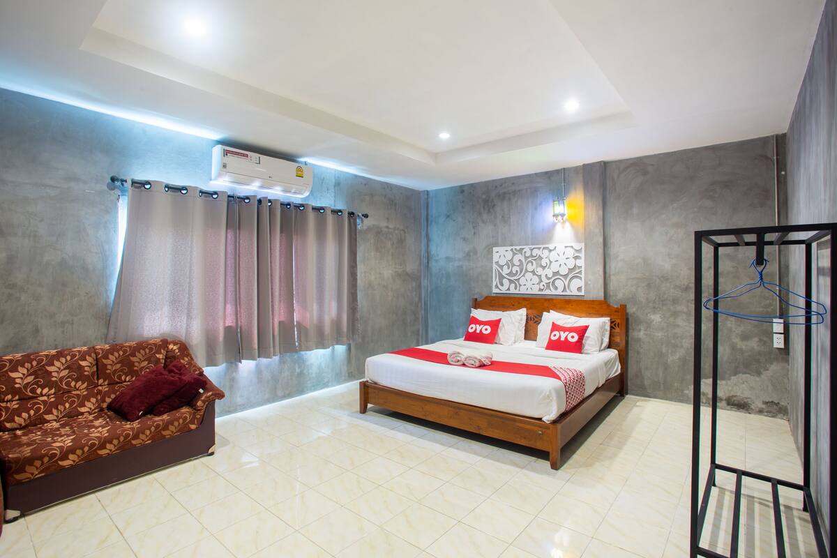 Desk, free WiFi, bed sheets