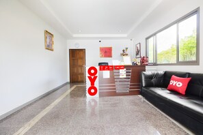 Reception - OYO 732 Juthamas Hotel (Takua Thung)