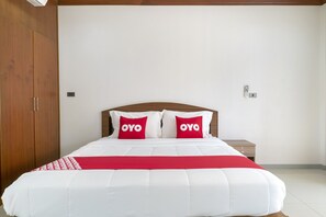 Deluxe Double Room | Desk, soundproofing, free WiFi, bed sheets - OYO 732 Juthamas Hotel (Takua Thung)