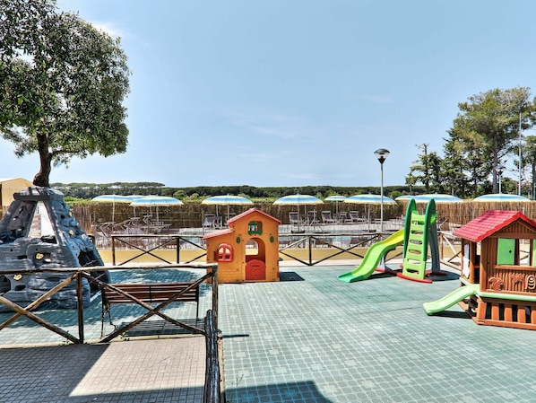Children's area - Cosy apartment for 6 guests with WIFI, A/C, pool, TV, patio and pets allowed (Cecina)