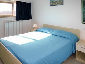 3 bedrooms, travel crib, free WiFi, bed sheets