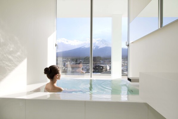 Executive suite, uitzicht op bergen (THE GARDEN, Mount Fuji) | Badkamer | Gratis toiletartikelen, een haardroger, pantoffels