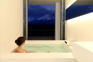 行政套房, 山景 (THE GARDEN, Mount Fuji) | 浴室 | 免费洗浴用品、吹风机、拖鞋、电子马桶