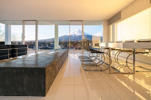 Executive suite, uitzicht op bergen (THE GARDEN, Mount Fuji) | Woonruimte | Een 60-inch flatscreentelevisie met kabelzenders en televisie