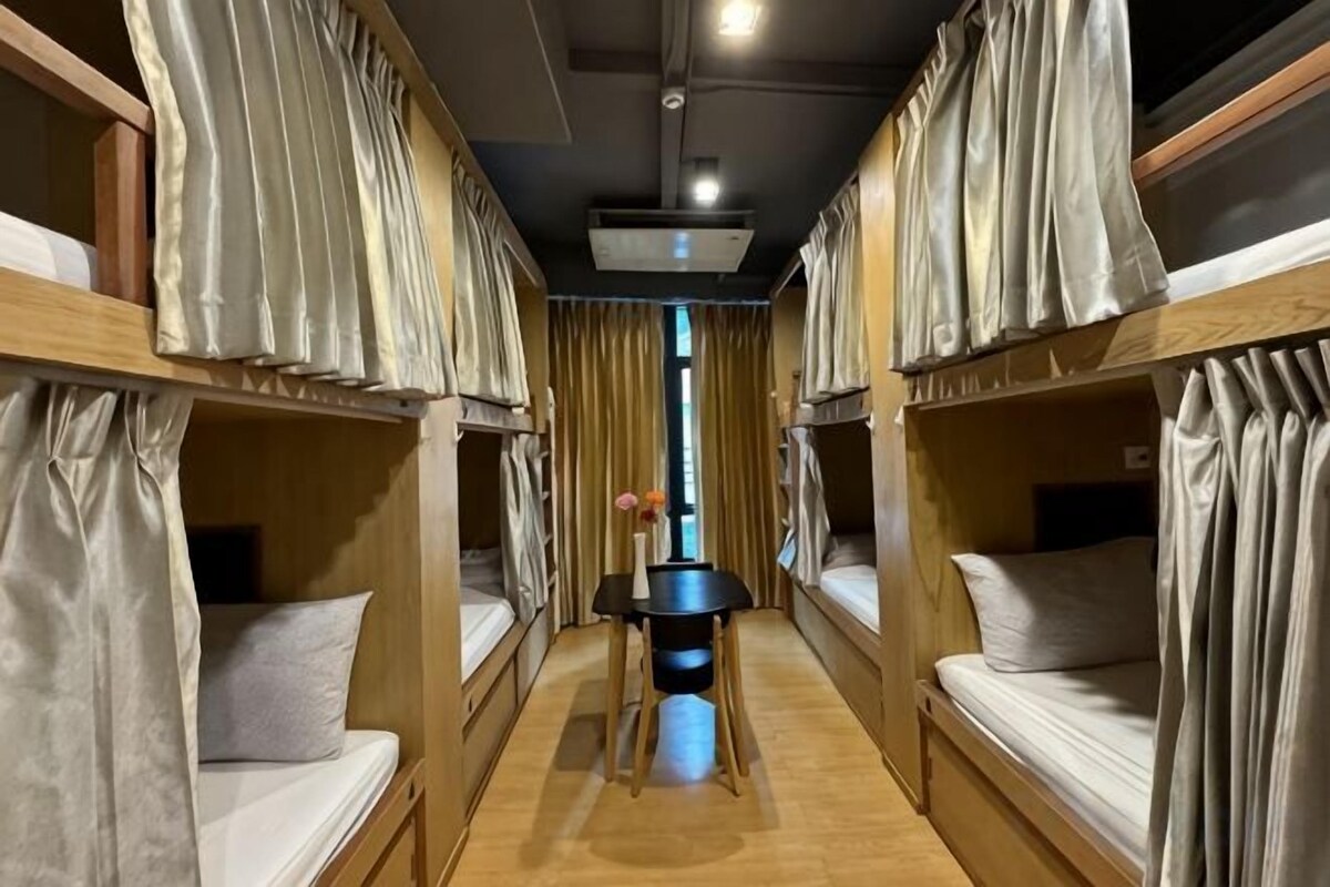 Cortinas opacas, tabla de planchar con plancha, wifi gratis