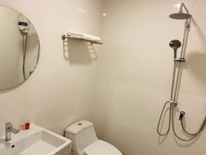 Shower, rainfall showerhead, free toiletries, hair dryer - Daraya Hostel (Bangkok)