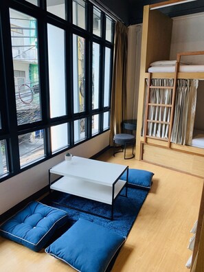 Quadruple Room with Shared Bathroom | Cortinas blackout, tabla de planchar con plancha y wifi gratis