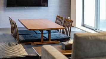 Deluxe C Non-Smoking | Living area