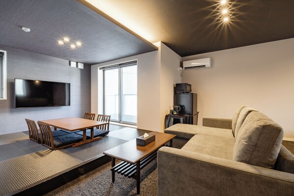 Deluxe C Non-Smoking | Living area