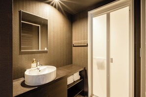 Quarto luxo, para não fumantes (C) | Banheiro | Chuveiro, produtos de toalete grátis, secador de cabelo, chinelos