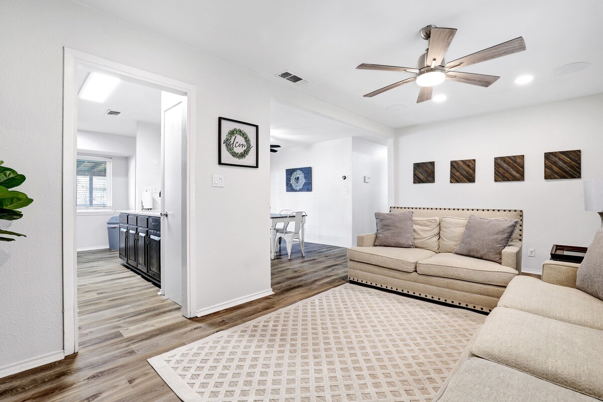 Centrally Located!! 5-15 minute commute to most key areas!