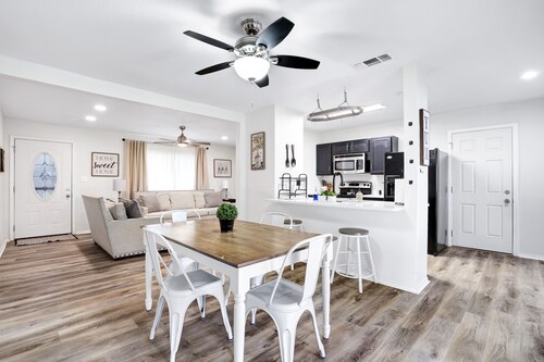 Centrally Located!! 5-15 minute commute to most key areas! 