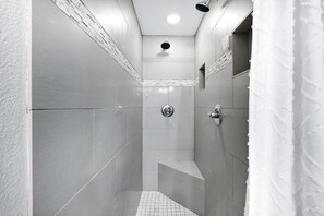 Ensemble baignoire-douche, serviettes fournies, savon, shampooing