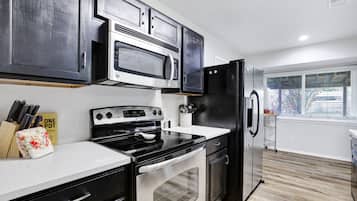 Réfrigérateur, micro-ondes, four, plaque de cuisson