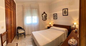 4 bedrooms, iron/ironing board, bed sheets