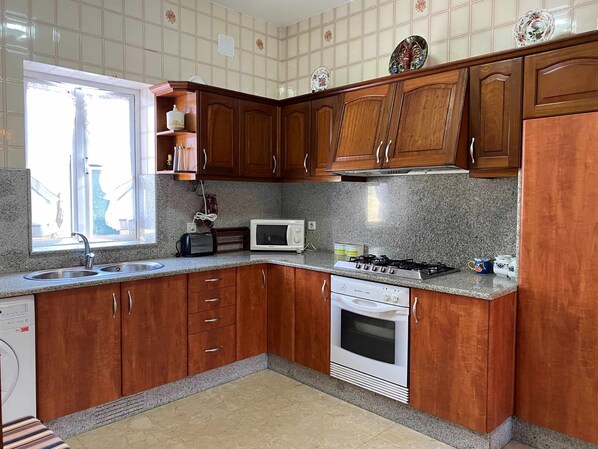 Réfrigérateur, micro-ondes, four, grille-pain