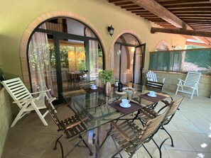 Outdoor dining - Beautiful apartment for 6 guests with pool, WIFI, A/C, TV and terrace (Podere Dottrina)