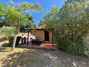 Outdoor dining - Beautiful apartment for 5 guests with A/C, pool, WIFI, TV and patio (Podere Dottrina)