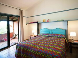 1 habitación, cuna de viaje y ropa de cama 