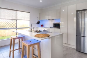 Micro-ondes, lave-vaisselle, cafetière/bouilloire, chaise haute