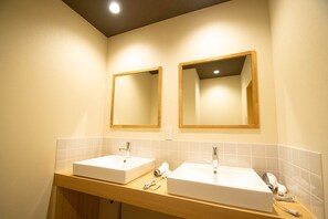 รองเท้าสวมภายในห้อง, โถสุขภัณฑ์แบบบิเดท์, ผ้าเช็ดตัว