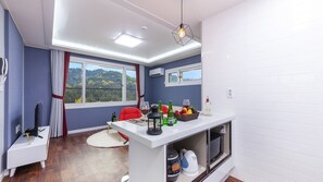 Room (301) | Living area | Flat-screen TV, heated floors - Geoje The Terrace Pension (Geoje)