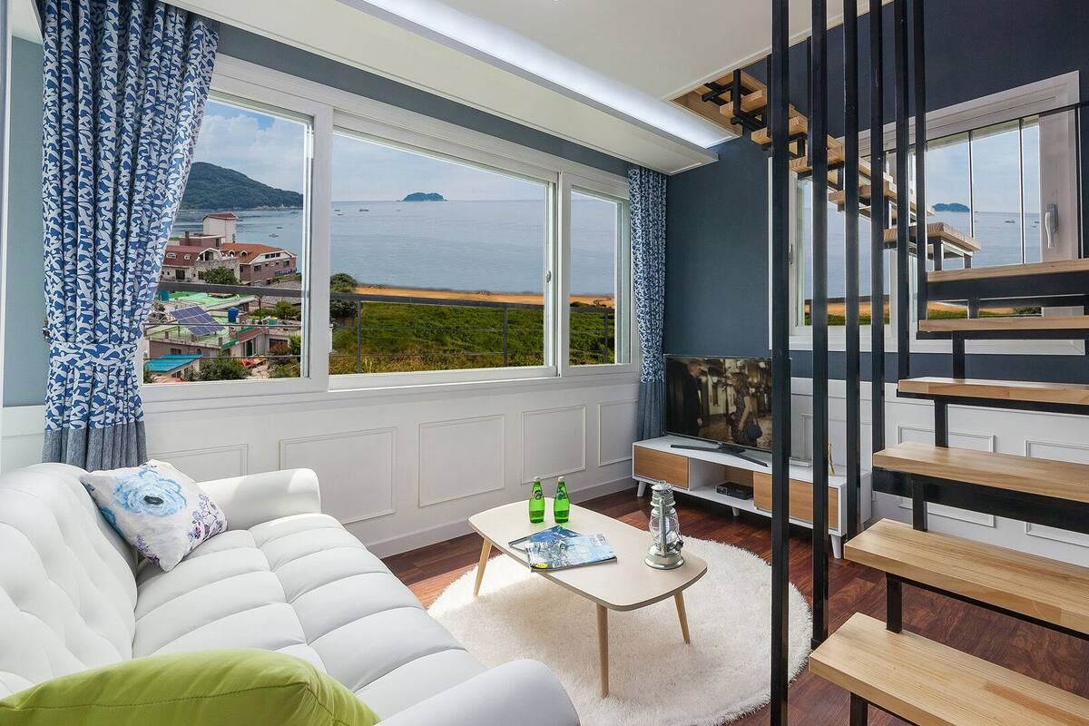 Room (402) | Living area | Flat-screen TV, heated floors
