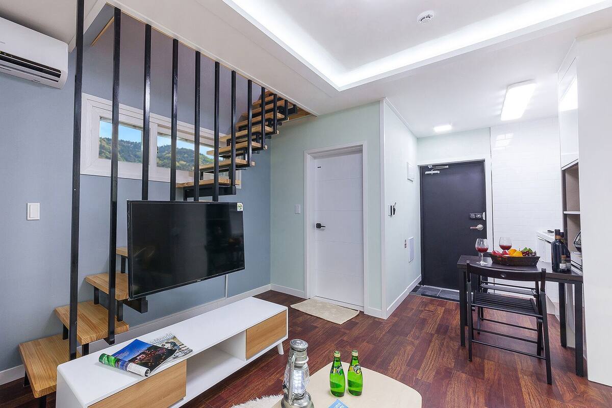 Room (401) | Living area | Flat-screen TV, heated floors
