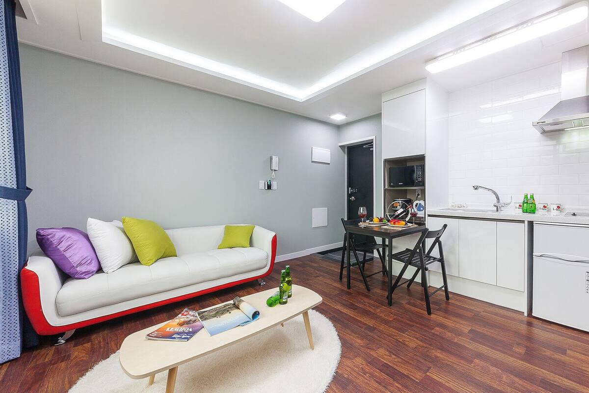 Room (202) | Living area | Flat-screen TV, heated floors