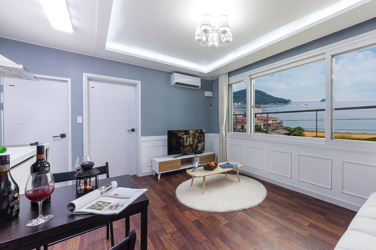 Room (302) | Living area | Flat-screen TV, heated floors