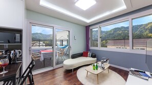 Room (401) | Living area | Flat-screen TV, heated floors