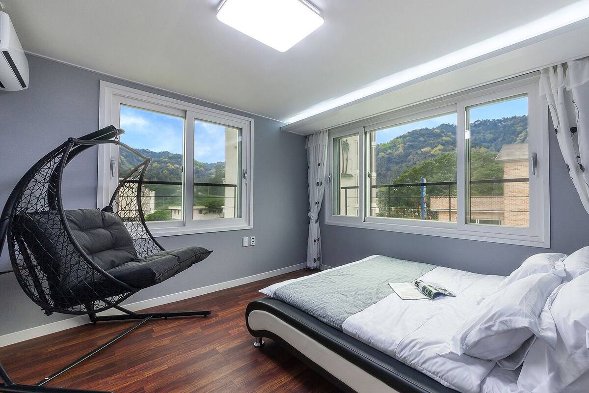 Room (301) | Living area | Flat-screen TV, heated floors