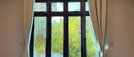 Standaard kamer | Een kluis op de kamer, een laptopwerkplek, een strijkplank/strijkijzer