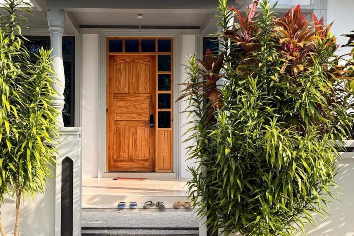 In-room safe, laptop workspace, iron/ironing board, free WiFi