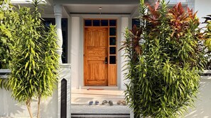 Caja de seguridad en la habitación y espacio para trabajar con laptop 