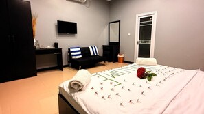 Caja de seguridad en la habitación y espacio para trabajar con laptop 