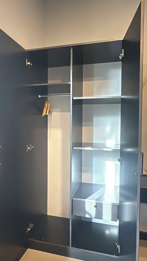 Un armario moderno con múltiples estantes y espacio para colgar.