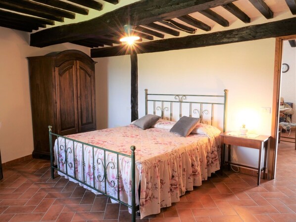 2 bedrooms, travel crib, free WiFi, bed sheets