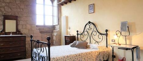 3 bedrooms, travel cot, free WiFi, bed sheets