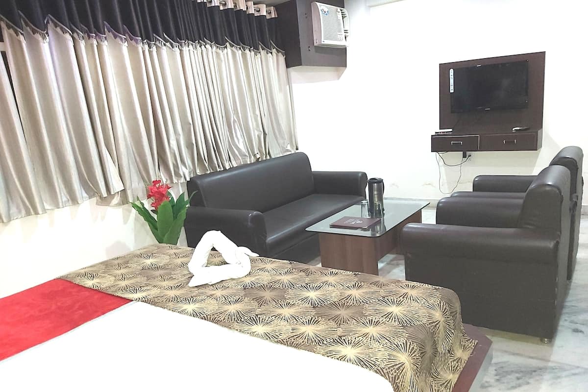 Peti besi dalam bilik, meja, ruang kerja komputer riba, kalis bunyi