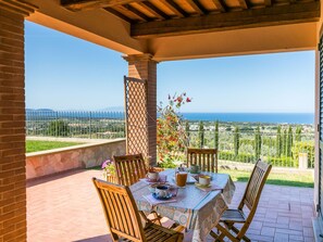 Outdoor dining - Cosy apartment for 6 people with A/C, pool, WIFI, TV and terrace (San Vincenzo)